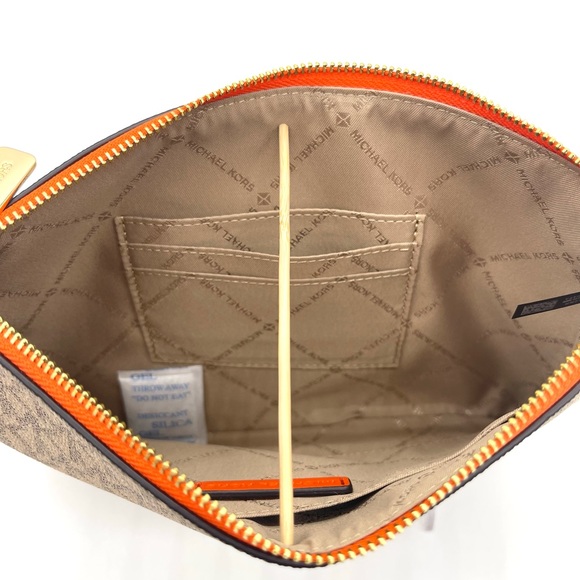 MICHAEL KORS JET SET ITEM LG 2 in
1 CARD CASE & WRISTLET - Picture 6 of 11